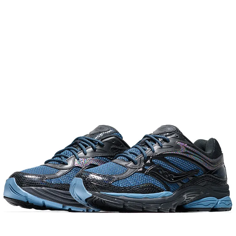 running in a cable car station area shoes Saucony Progrid Omni 9 - Black Glow