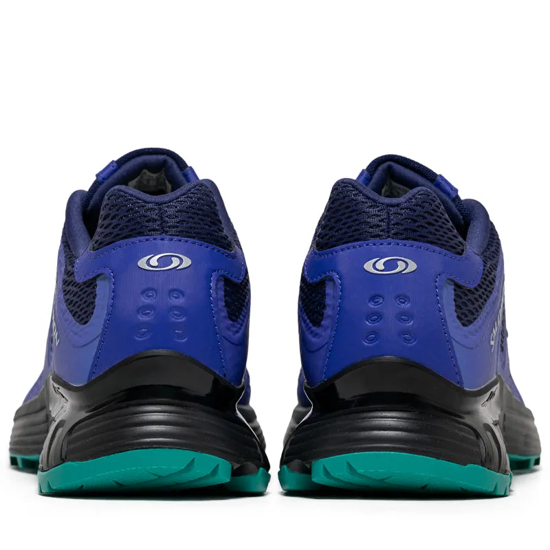 running in a park trail Salomon XT-Whisper Void - Liberty/Astral Aura