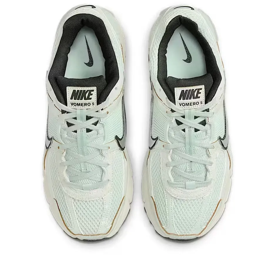 Nike Zoom Vomero 5 Light Silver Chrome (Women's) Rain Step Action Fast