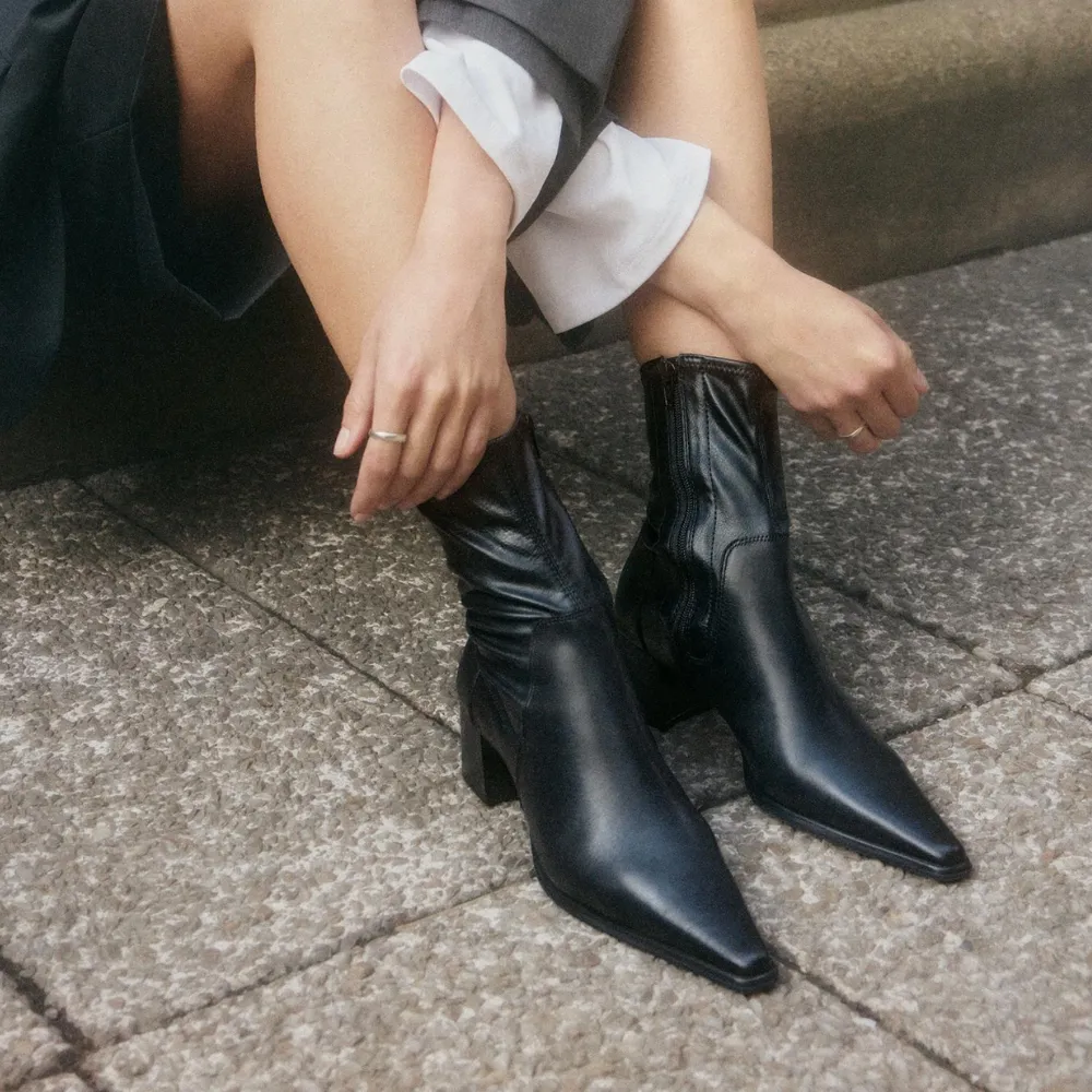 Soft Vagabond Women's Giselle Boots in Black Leather/Comb City Utility Shopping Lover